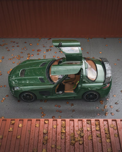 Mercedes SLS Black Series Irish Green 1/18 Minichamps