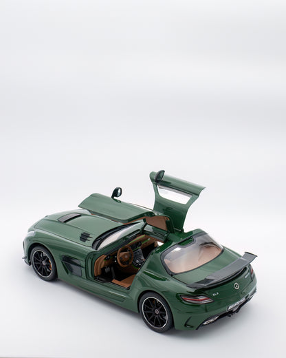 Mercedes SLS Black Series Irish Green 1/18 Minichamps